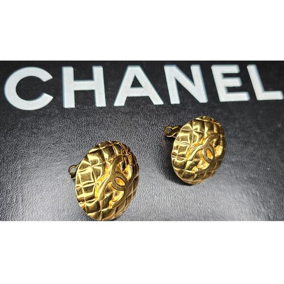 CHANEL Vintage Round Matrasse Coco Large Earrings Gold Quilted - Picture 7 of 7